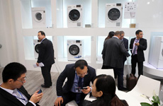 代表在美的展区交流