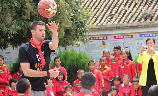 “匹克有爱”点亮文山 尤德里感受东方文化