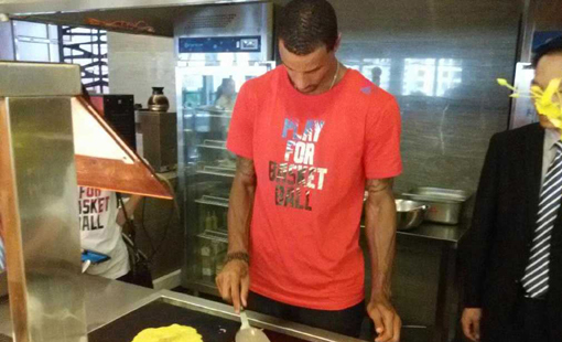 匹克球星乔治&bull;希尔化身"大厨"襄阳秀球技