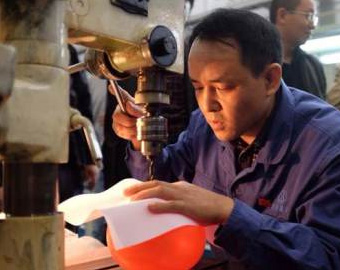 &ldquo;航天励志哥&rdquo;气球上给纸打孔