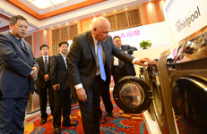 惠而浦全球及惠而浦中国领导演示新产品