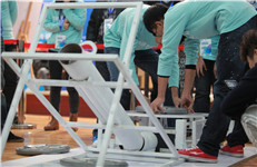 安全保护命题选手正在进行撞击测试