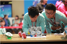 数据传输命题选手在进行紧张调试