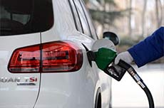 新华全媒头条：油价下跌影响中国八问