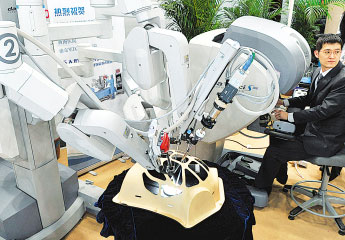 "达芬奇"手术机器人：让高难度外科手术更容易