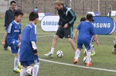 切尔西青训教练与小队员互动