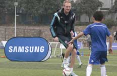 切尔西青训教练一对一指导小队员