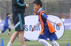 国内站现场热情的小队员