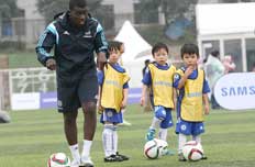 身穿黄色训练服的小队员们