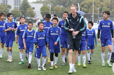 教练带领小队员们走进球场