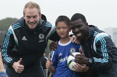 切尔西青训教练与小队员合影留念