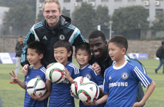 切尔西青训教练与小队员亲密合影