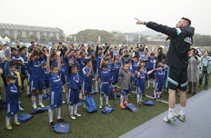 全场小队员学做切尔西传统动作