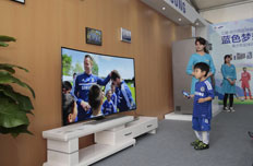 小队员近距离体验三星曲面电视