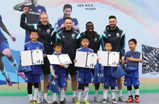 小队员领取结业证书