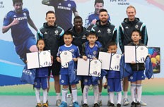 小队员们领取结业证书