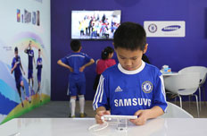 小队员全神贯注感受三星产品