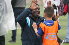 小队员与教练建立深厚友谊