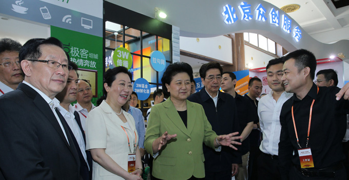 北京市科委主任閆傲霜陪同劉延東、郭金龍、萬鋼等領導參觀2015年科技周主場活動