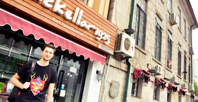 外国小伙与海尔空调