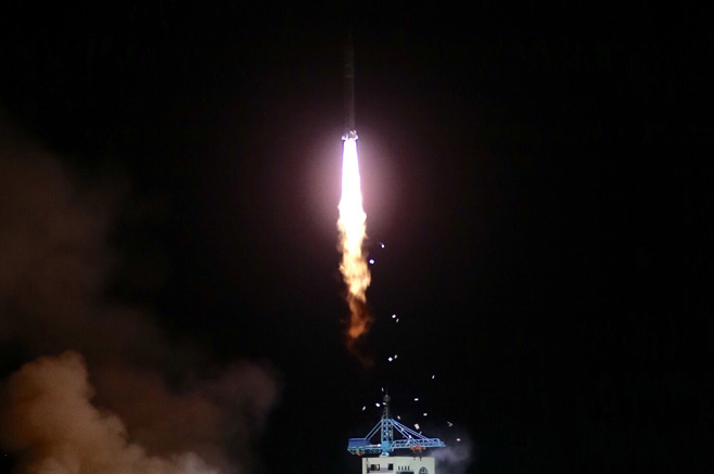 4月6日,搭载实践十号卫星的长征二号丁运载火箭升空。