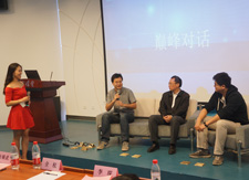 嘉宾回答学生的提问