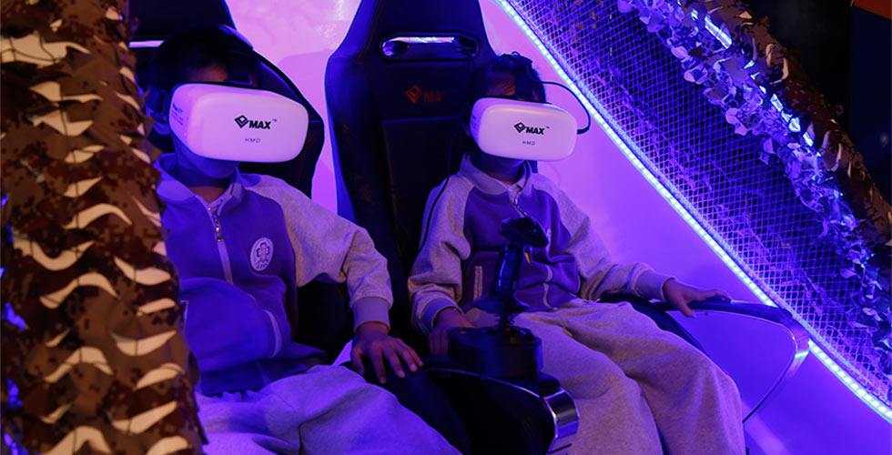公众在北京科技周参与VR互动体验(图)