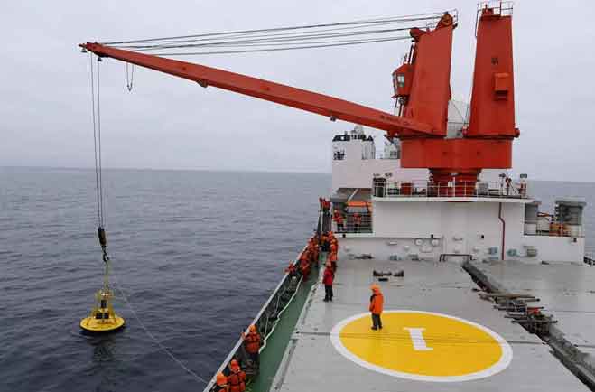 中国第七次北极科考队投放锚定浮标(组图)