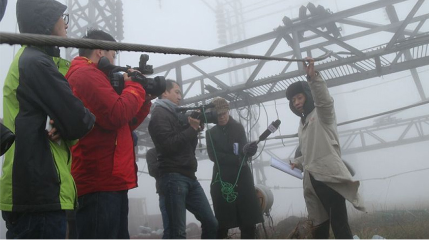 蒋兴良在试验基地向记者做介绍