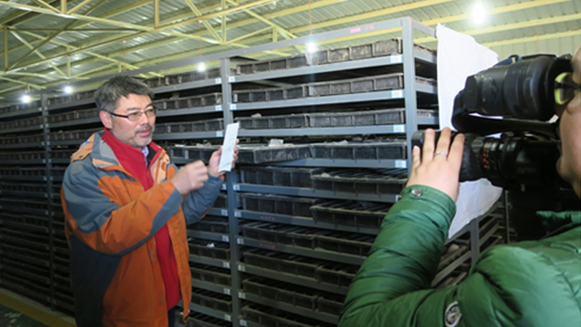 记者在岩芯库采访唐菊兴