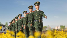 甘肅張掖濕地旅遊掀起熱潮 帥氣武警引人矚目