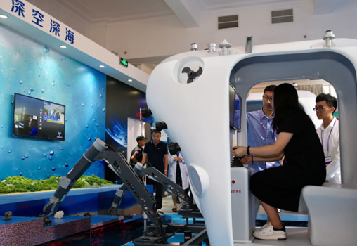 参观者体验利用&ldquo;蛟龙&rdquo;号使用的机械臂