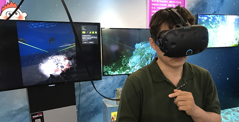 VR热潮继续 科技周龙宫探宝排队体验