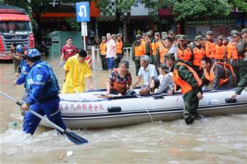 湖南辰溪大水圍城 公路行舟轉移群眾
