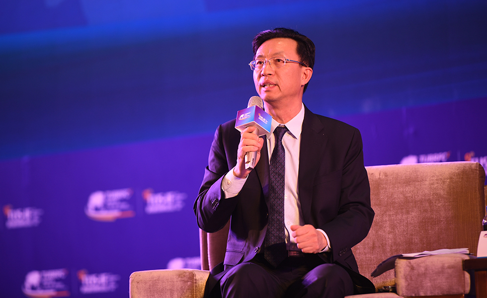 启迪控股常务副总裁陈鸿波主持“‘一带一路’下的科技产业合作与创新”圆桌会