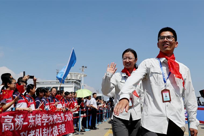 “雪龙”起航 中国第9次北极科学考察队奔赴北冰洋