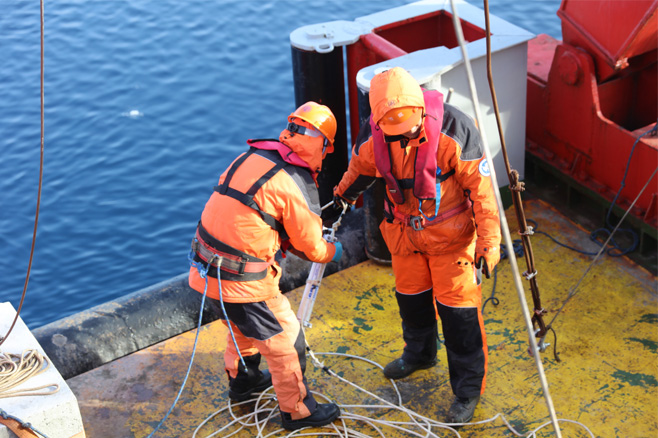 中国北极科考队回收并布放锚碇式潜标