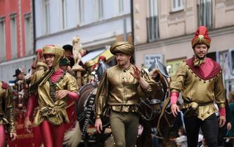 第185屆慕尼黑啤酒節舉行盛裝遊行