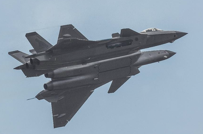 歼－20战机进行展示 震撼献礼空军成立纪念日
