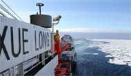 “雪龍”號駛入南大洋浮冰區