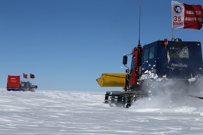 中國南極科考隊昆侖隊穿越“鬼見愁”冰丘密集區