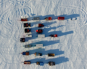 特写：跨年夜，他们在南极冰盖修车