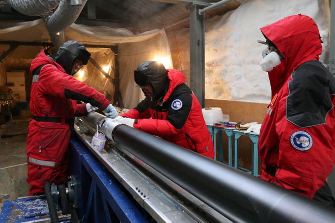 通讯:南极冰盖之巅深冰芯房探秘