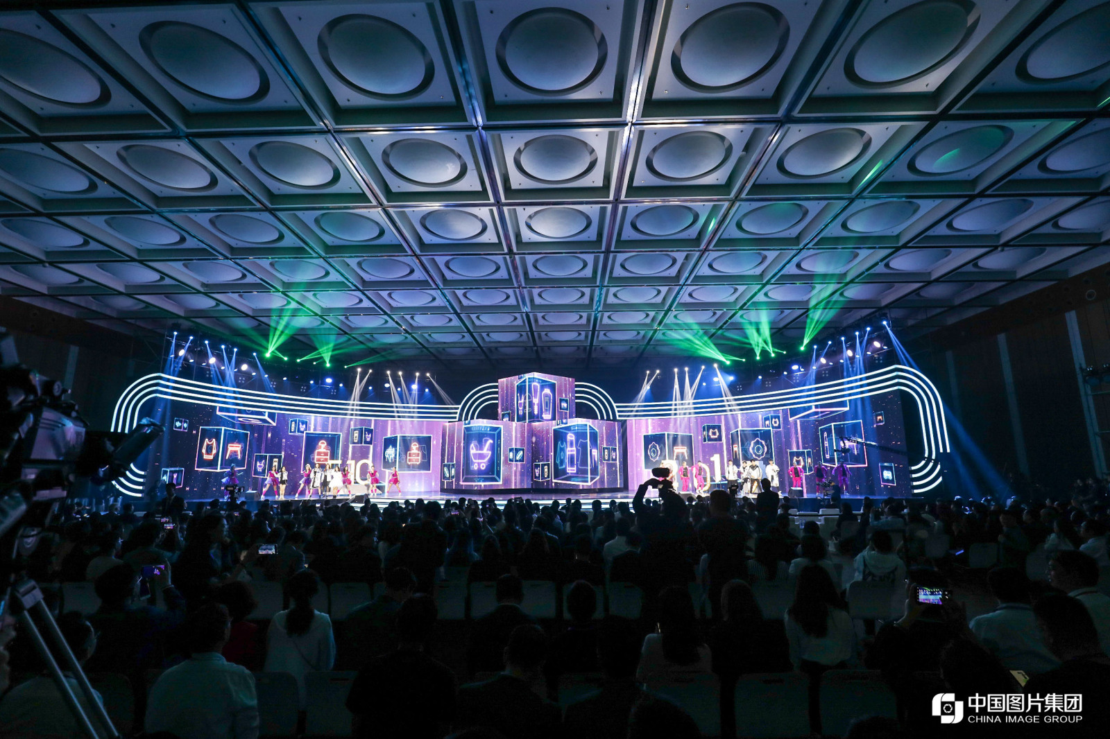 5月9日晚，以“全球传播，世界共享”为主题的《2019中国品牌日5·10晚会》在上海跨国采购会展中心录制。（官方摄影：中国图片集团）