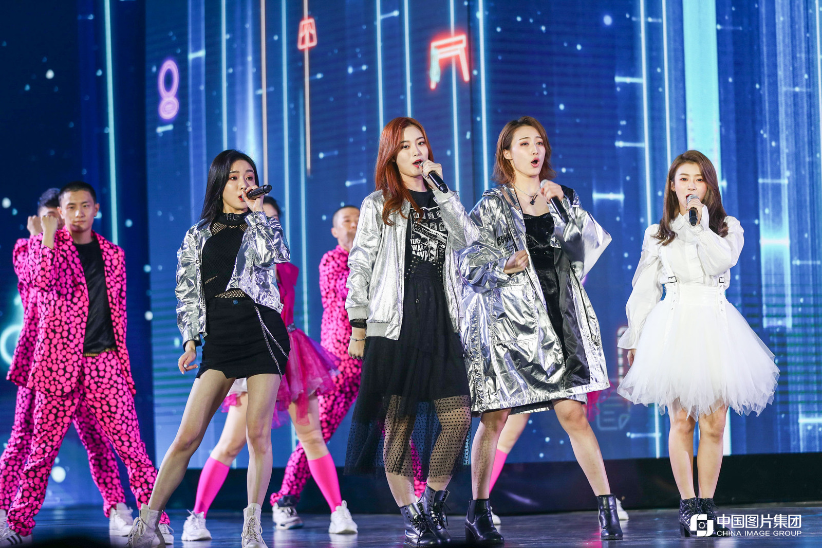 “下一站传奇”学员表演开场歌舞《畅享510》（官方摄影：中国图片集团）