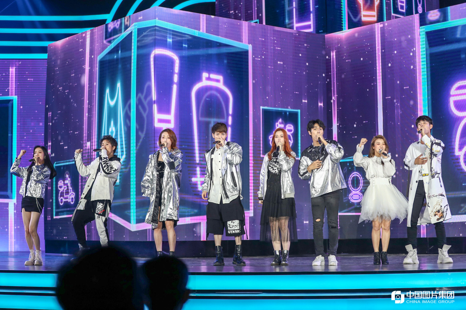 “下一站传奇”学员表演开场歌舞《畅享510》（官方摄影：中国图片集团）