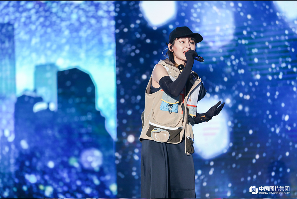 歌手周笔畅演唱《原来你也在这里》（官方摄影：中国图片集团）