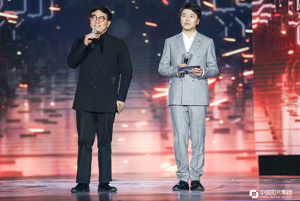 中山医院心内科主任、中国科学院院士葛均波，国际钢琴大师郎朗，共同为“中国创造”推介。（官方摄影：中国图片集团）