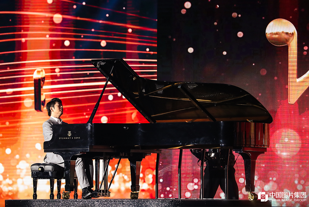钢琴演奏家郎朗表演《我爱你中国》（官方摄影：中国图片集团）