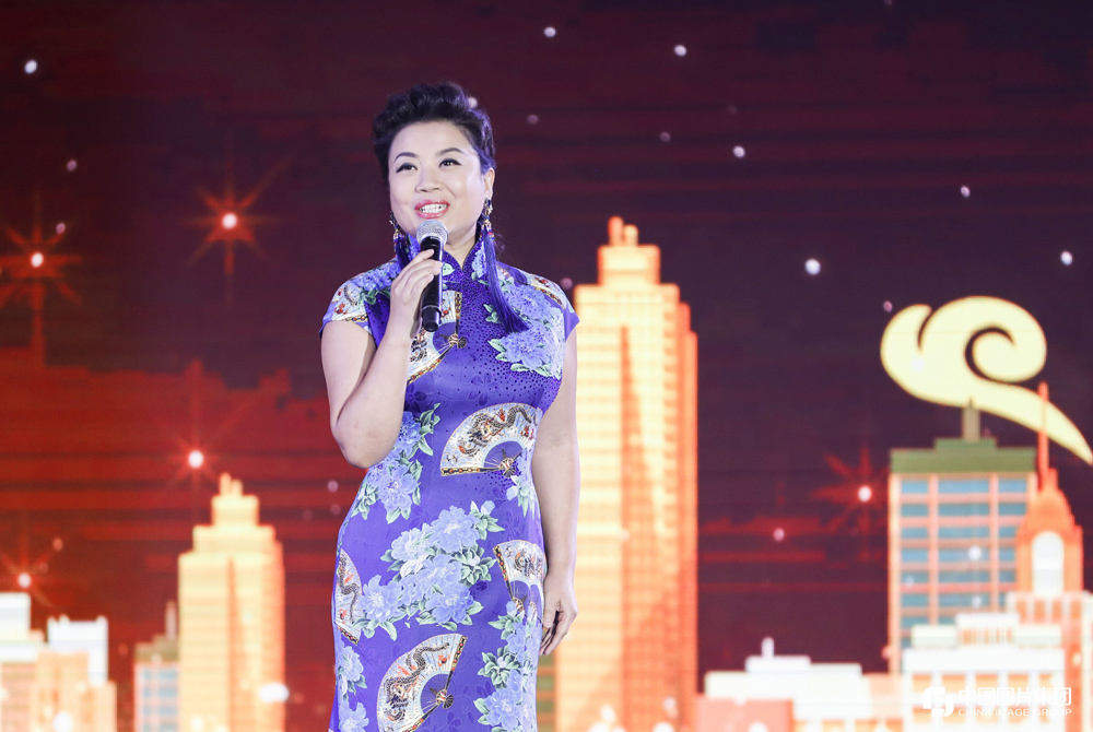 歌唱家张也演唱歌曲《万家灯火》（官方摄影：中国图片集团）